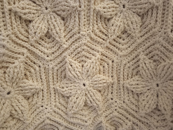 Bolso de la legendaria Narmen Arzola Castro, tejido a crochet (con aplicación de granny en 3D) Bolso de la legendaria Narmen Arzola Castro, tejido a crochet (con aplicación de granny en 3D)