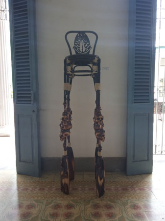 Desarraigo, trabajo en madera, de Darién Morejón Baños Desarraigo, trabajo en madera, de Darién Morejón Baños