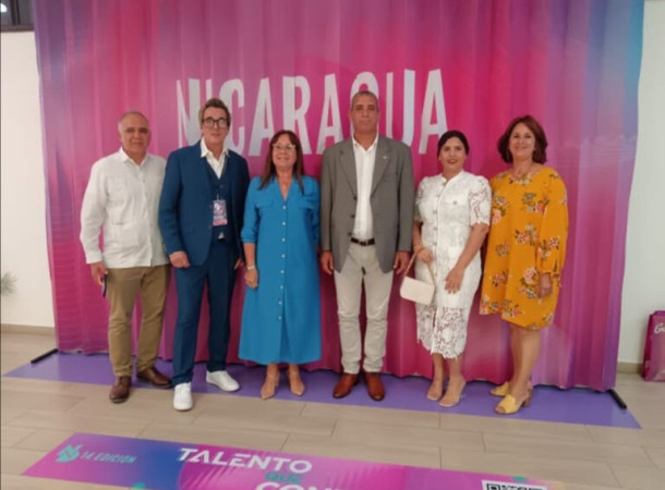 El artista junto a la Embajadora Extraordinaria y Plenipotenciaria Iliana Fonseca Lorente y parte del cuerpo diplomático de nuestro país acreditado en Managua, quienes asistieron a su pasarela en ND. Foto: Cortesía de Mario Freixas El artista junto a la Embajadora Extraordinaria y Plenipotenciaria Iliana Fonseca Lorente y parte del cuerpo diplomático de nuestro país acreditado en Managua, quienes asistieron a su pasarela en ND. Foto: Cortesía de Mario Freixas