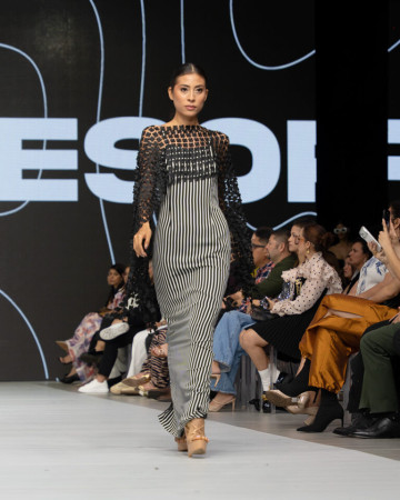 En Clásico y transgresor, integrada por 18 lujosas prendas, en su mayoría para féminas, sobresale el estilo excepcional y fastuoso del artista. Foto: Cortesía de Mario Freixas En Clásico y transgresor, integrada por 18 lujosas prendas, en su mayoría para féminas, sobresale el estilo excepcional y fastuoso del artista. Foto: Cortesía de Mario Freixas