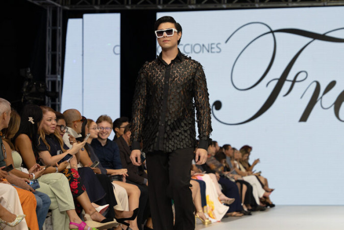 Su colección, básicamente concebida en colores blanco y negro, con variedad de tejidos de fantasía, se inserta dentro de las más vanguardistas tendencias de la moda universal. Foto: Cortesía de Mario Freixas Su colección, básicamente concebida en colores blanco y negro, con variedad de tejidos de fantasía, se inserta dentro de las más vanguardistas tendencias de la moda universal. Foto: Cortesía de Mario Freixas